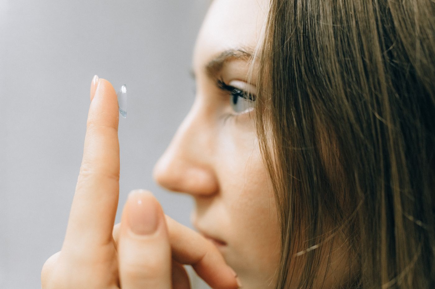 Kontaktlinse på fingertupp, klar til innsetting